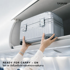 กระเป๋าเดินทาง Co-Pilot Cabin ขนาด 18 นิ้ว สีเงิน วางบนช่องเก็บสัมภาระเหนือที่นั่ง