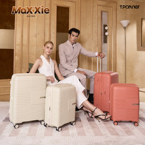 กระเป๋าเดินทาง MaXXie Series สีเบจและสีชมพู พร้อมผู้หญิงนั่งข้างๆ
