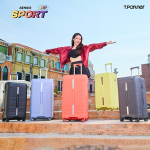 กระเป๋าเดินทางรุ่น Sport PP Series สีสันสดใส วางเรียงราย พร้อมนางแบบ