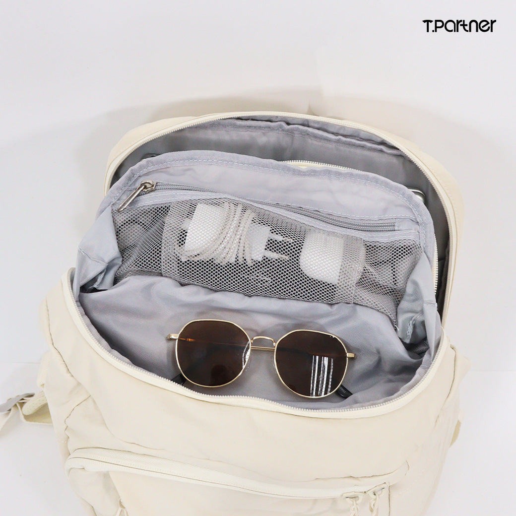 กระเป๋าเป้ Duffle Backpack สีครีม เปิดออกเห็นช่องตาข่ายใส่หูฟังและแว่นตากันแดด