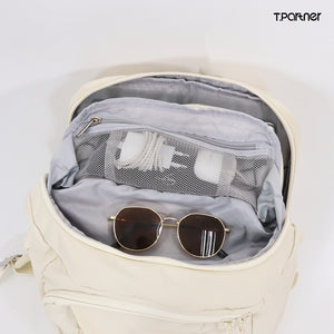 กระเป๋าเป้ Duffle Backpack สีครีม เปิดออกเห็นช่องตาข่ายใส่หูฟังและแว่นตากันแดด