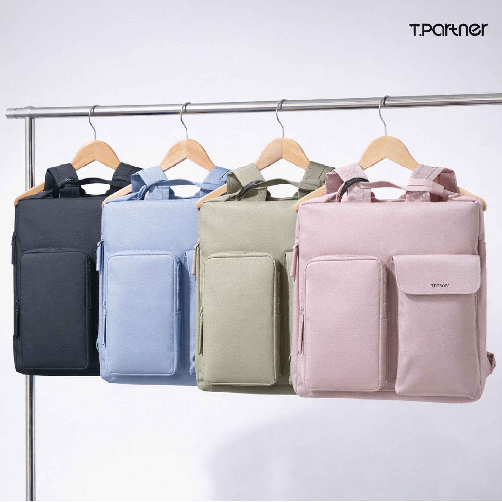 กระเป๋าเป้ 4 in 1 Everyday Backpack สีดำ ฟ้า เขียว และชมพู แขวนบนราว