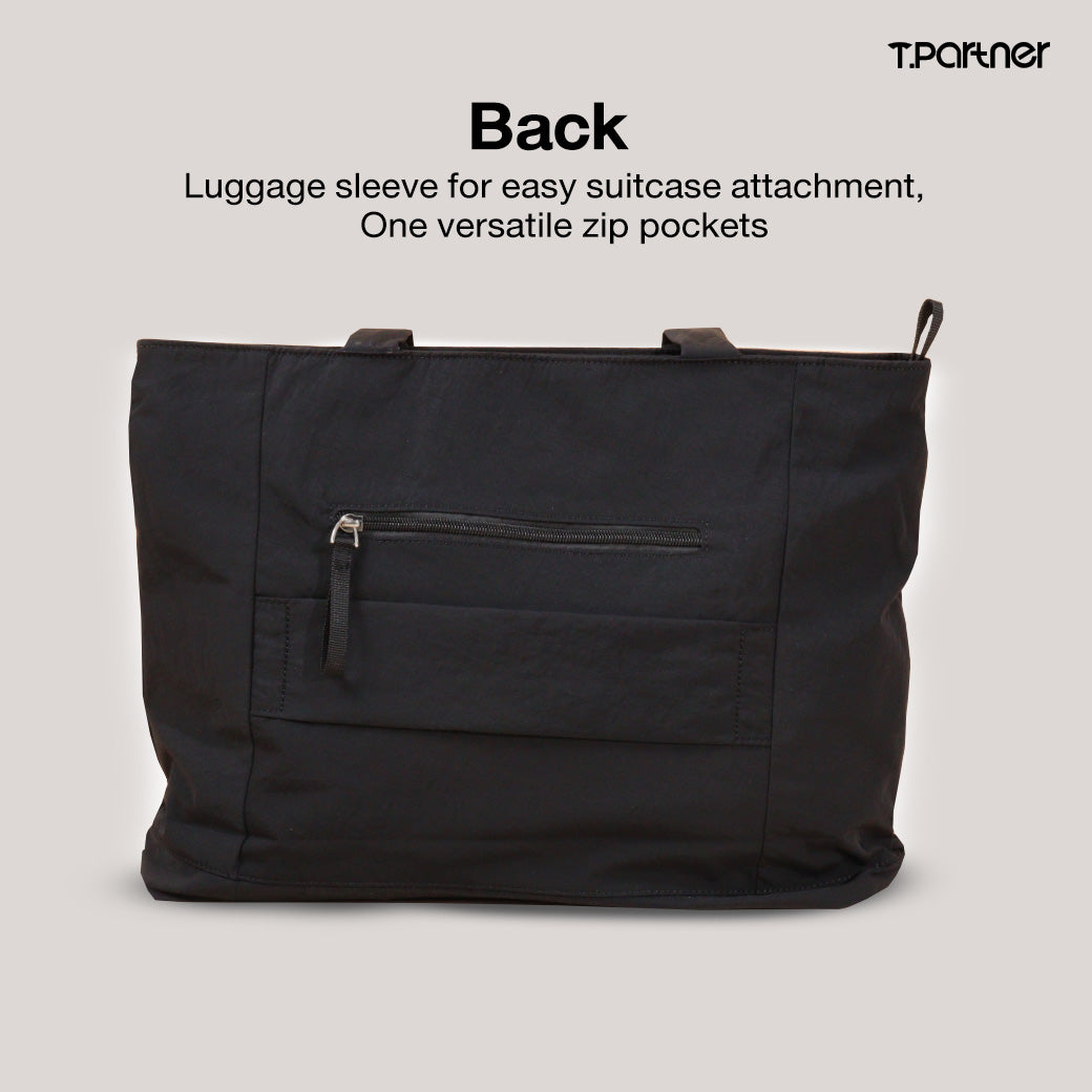 กระเป๋า Easy Tote สีดำ ด้านหลังมีช่องซิปอเนกประสงค์และช่องสอดสำหรับติดกับกระเป๋าเดินทาง