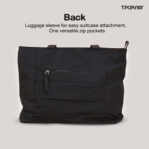 กระเป๋า Easy Tote สีดำ ด้านหลังมีช่องซิปอเนกประสงค์และช่องสอดสำหรับติดกับกระเป๋าเดินทาง