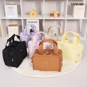 คอลเลคชั่นกระเป๋าเครื่องสำอาง Makeup Bag สีพาสเทลหลากหลายสี วางบนพรมสีขาว