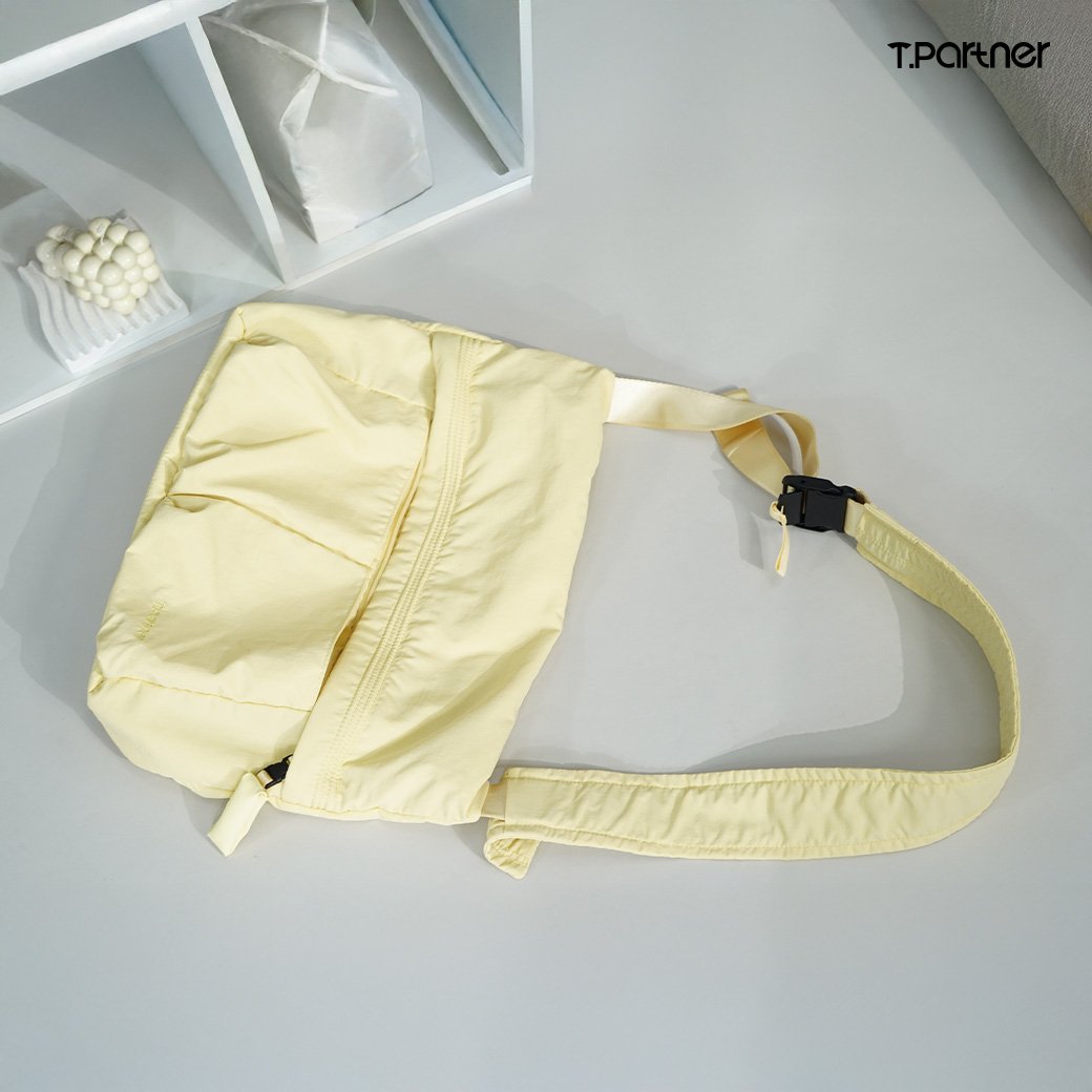 กระเป๋าสะพายข้างสีเหลืองอ่อน All Day Tote Bag ดีไซน์เรียบหรู ผลิตจากวัสดุคุณภาพ