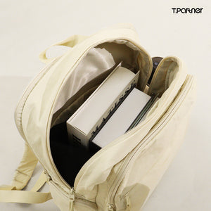 กระเป๋าเป้ Puffy Back Pack สีครีม เปิดออกโชว์หนังสือ 2 เล่มด้านใน