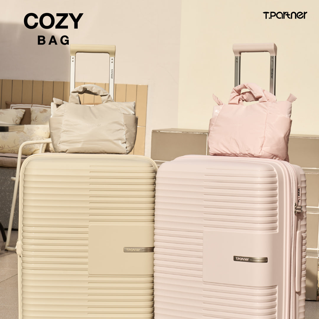 กระเป๋าสะพายไซส์มินิ Cozy Bag สีเบจและสีชมพูอ่อน วางคู่กับกระเป๋าเดินทาง