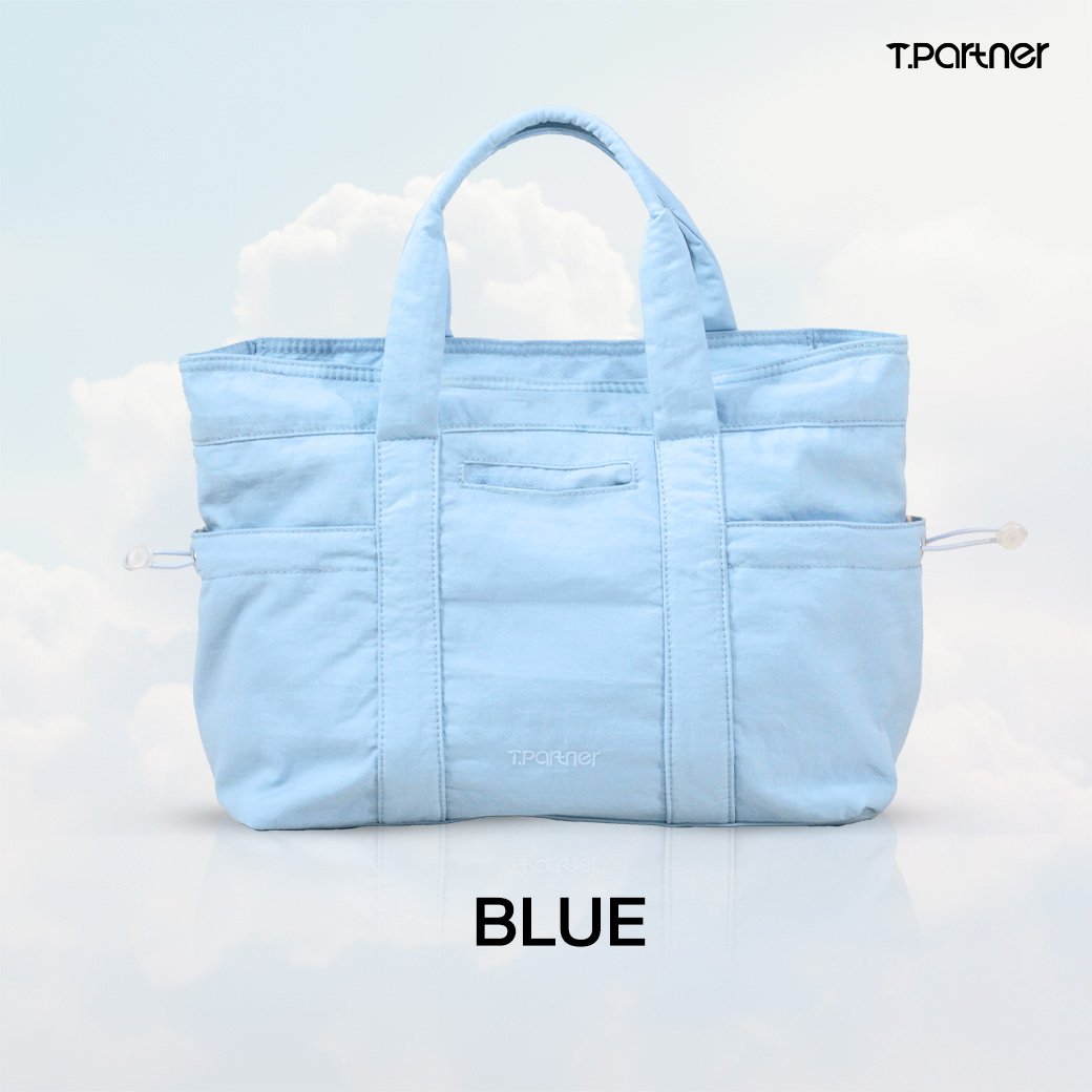 กระเป๋าสะพายข้างสีฟ้าอ่อน T.PARTNER ดีไซน์เรียบหรู จุของได้เยอะ