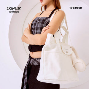 กระเป๋าโท้ท DayRush สีขาว ผ้าแคนวาส ดีไซน์เรียบหรู พร้อมช่องใส่ของด้านหน้า