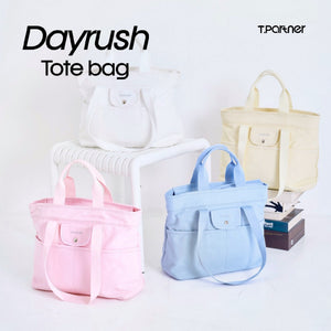 กระเป๋าโท้ท DayRush สีชมพูอ่อน สีฟ้าอ่อน สีขาว และสีเหลืองอ่อน วางเรียงกัน