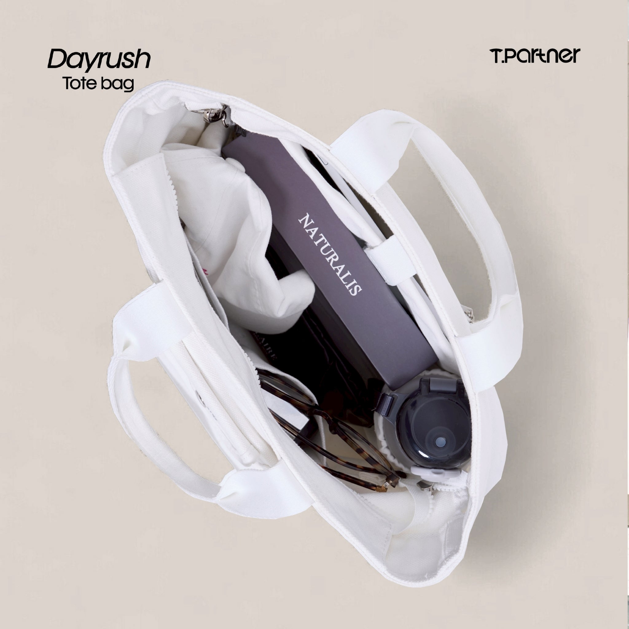 กระเป๋าโท้ท DayRush สีขาว พร้อมของใช้ส่วนตัว เช่น แว่นตา ขวดน้ำ และกล่อง