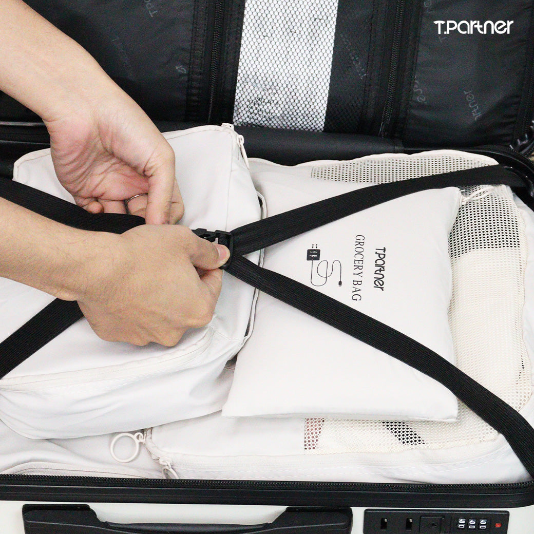 มือจัดกระเป๋าจัดระเบียบ Organize Bag สีขาวในกระเป๋าเดินทาง