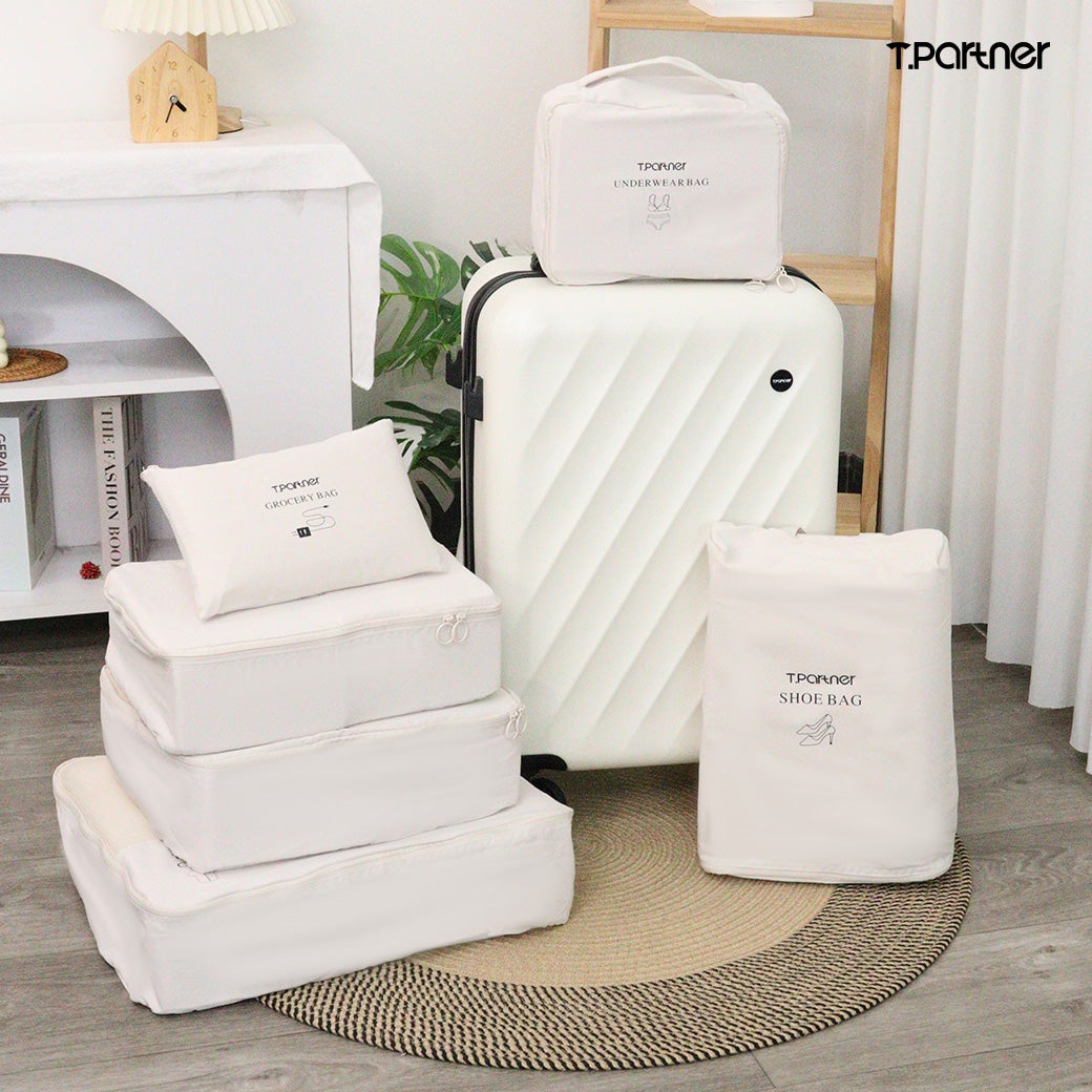 กระเป๋าจัดระเบียบ Organize Bag สีขาว วางเรียงพร้อมกระเป๋าเดินทางใบใหญ่