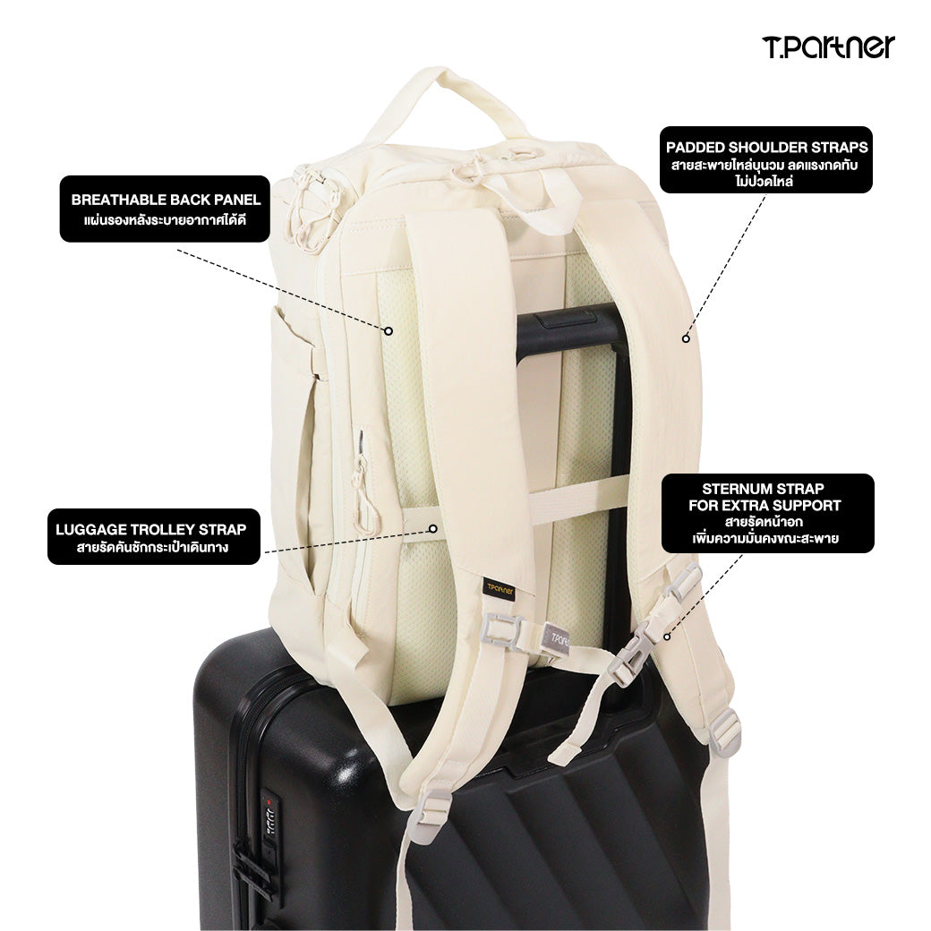 กระเป๋าเป้ Duffle Backpack สีครีม มีสายสะพายบ่าบุนวม สายรัดอก และสายรัดกระเป๋าเดินทาง