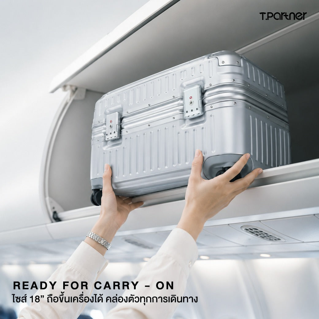 กระเป๋าเดินทาง Co-Pilot Cabin ขนาด 18 นิ้ว สีเงิน วางบนช่องเก็บสัมภาระเหนือที่นั่ง