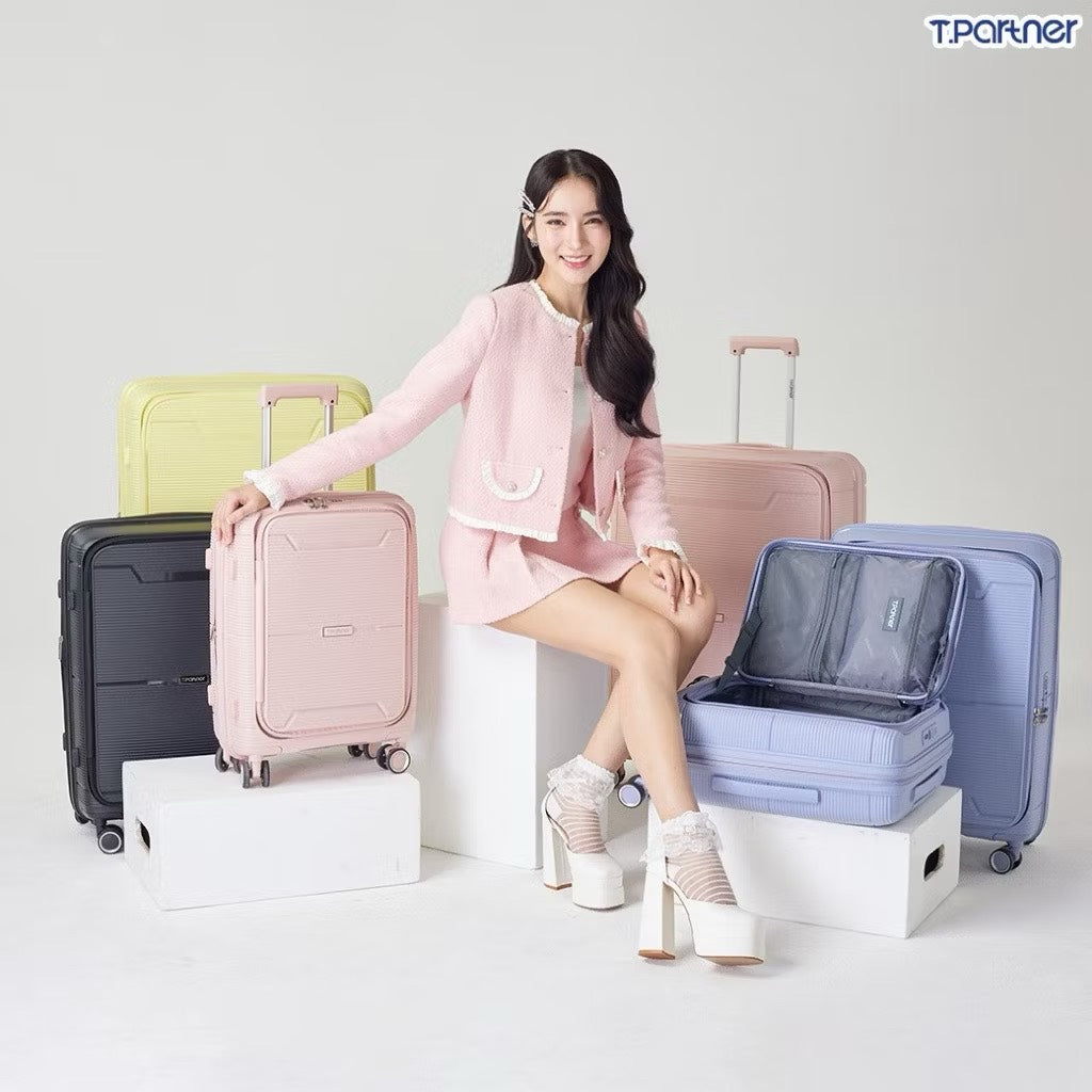 กระเป๋าเดินทางรุ่น Flip Series สีชมพูอ่อนและสีฟ้าสดใส ดีไซน์ทันสมัย พร้อมจัดวางอย่างสวยงาม