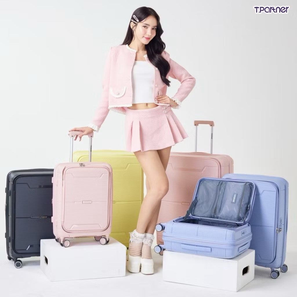 กระเป๋าเดินทางรุ่น Flip Series สีชมพูอ่อน สีเหลือง และสีน้ำเงิน วางโชว์พร้อมนางแบบ