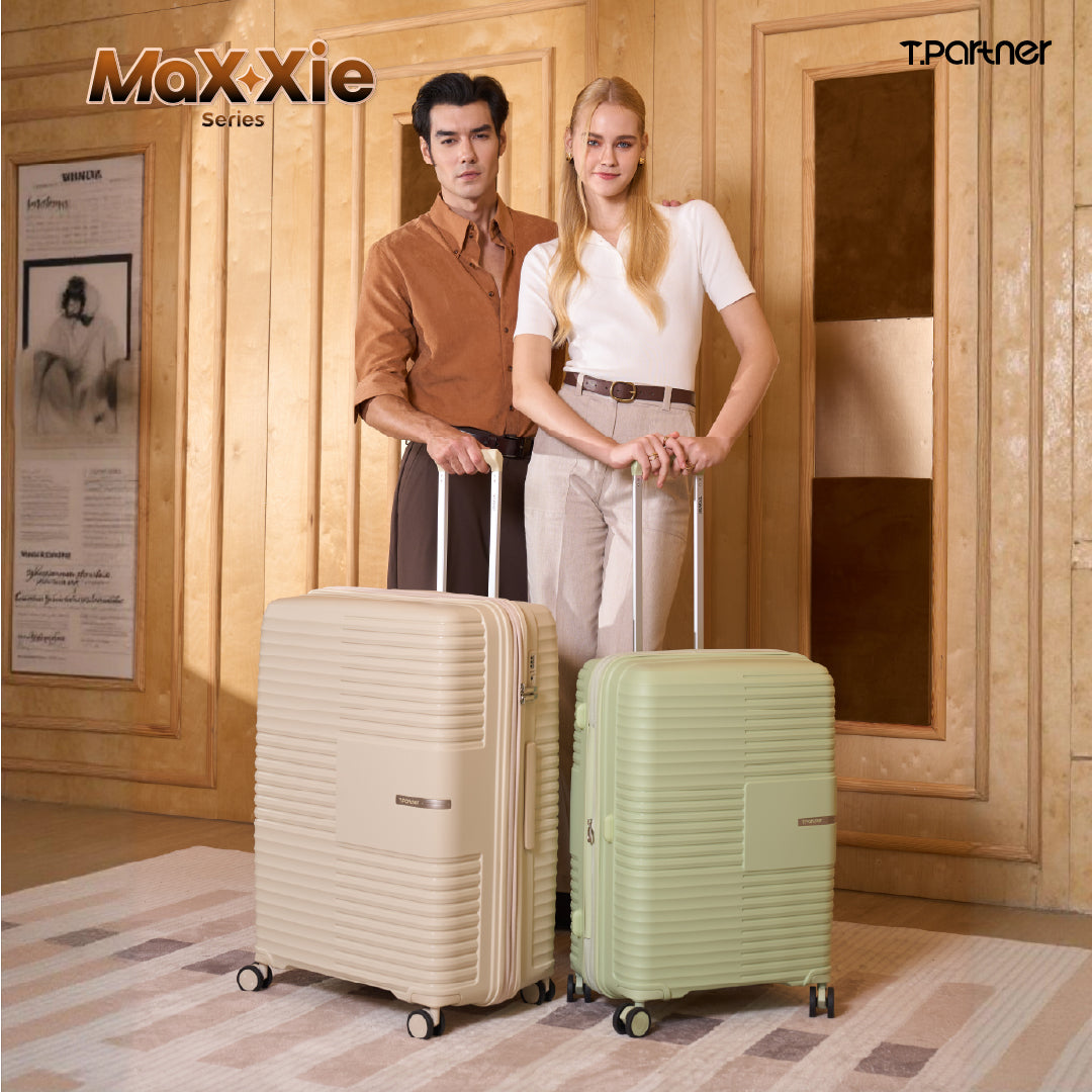 กระเป๋าเดินทาง MaXXie Series สีเบจและสีเขียวอ่อน ตั้งอยู่บนพื้นลายไม้