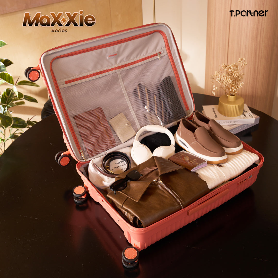 กระเป๋าเดินทาง MaXXie Series สีส้มเปิดออกพร้อมจัดของใช้ส่วนตัว หมวก และเสื้อผ้า