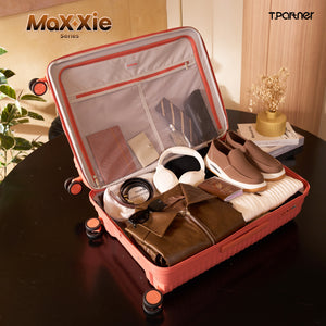 กระเป๋าเดินทาง MaXXie Series สีส้มเปิดออกพร้อมจัดของใช้ส่วนตัว หมวก และเสื้อผ้า