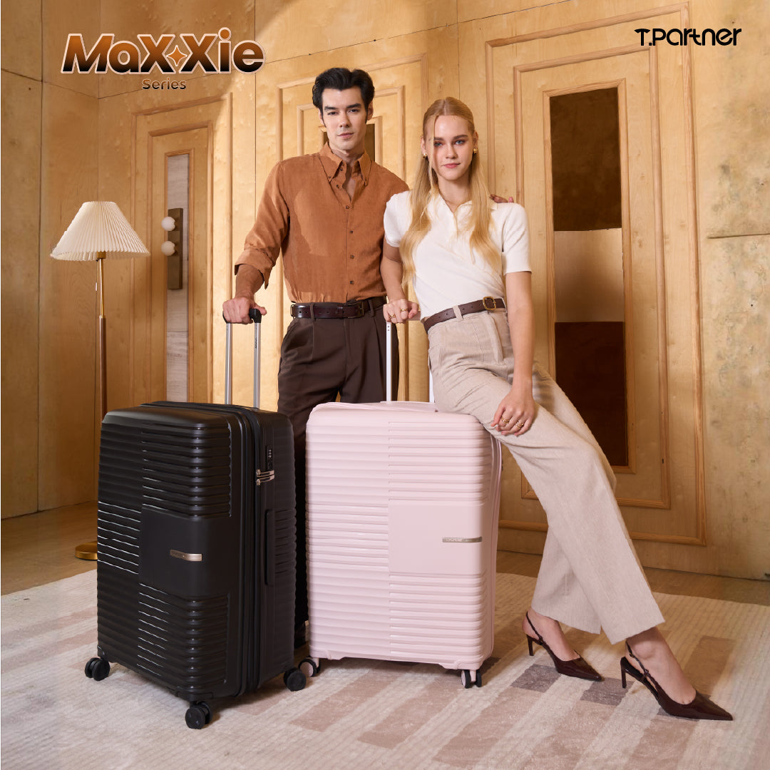 กระเป๋าเดินทาง MaXXie Series สีชมพูอ่อนและสีดำ วางคู่กันพร้อมตกแต่ง