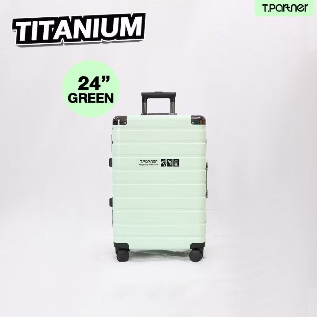 กระเป๋าเดินทาง Titanium Series ขนาด 24 นิ้ว สีเขียว ดีไซน์ทันสมัย