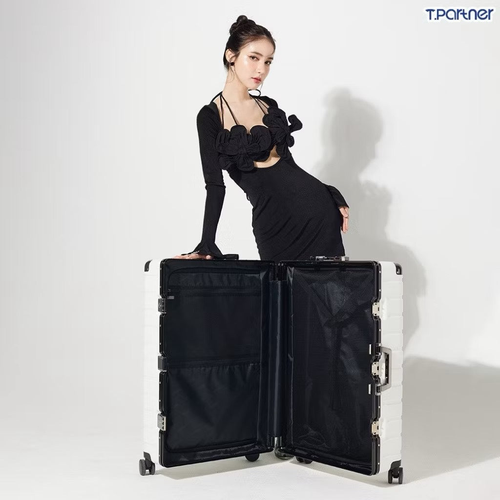 กระเป๋าเดินทาง Titanium Series สีขาว ดีไซน์ทันสมัย พร้อมช่องเก็บของกว้างขวาง