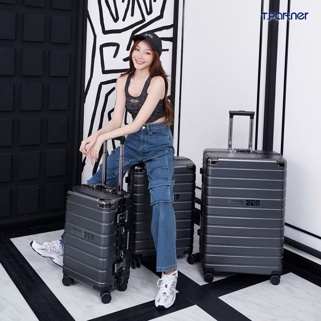 กระเป๋าเดินทาง Titanium Series สีเทา ดีไซน์ทันสมัย พร้อมล้อลาก 4 ล้อ หมุนได้ 360 องศา